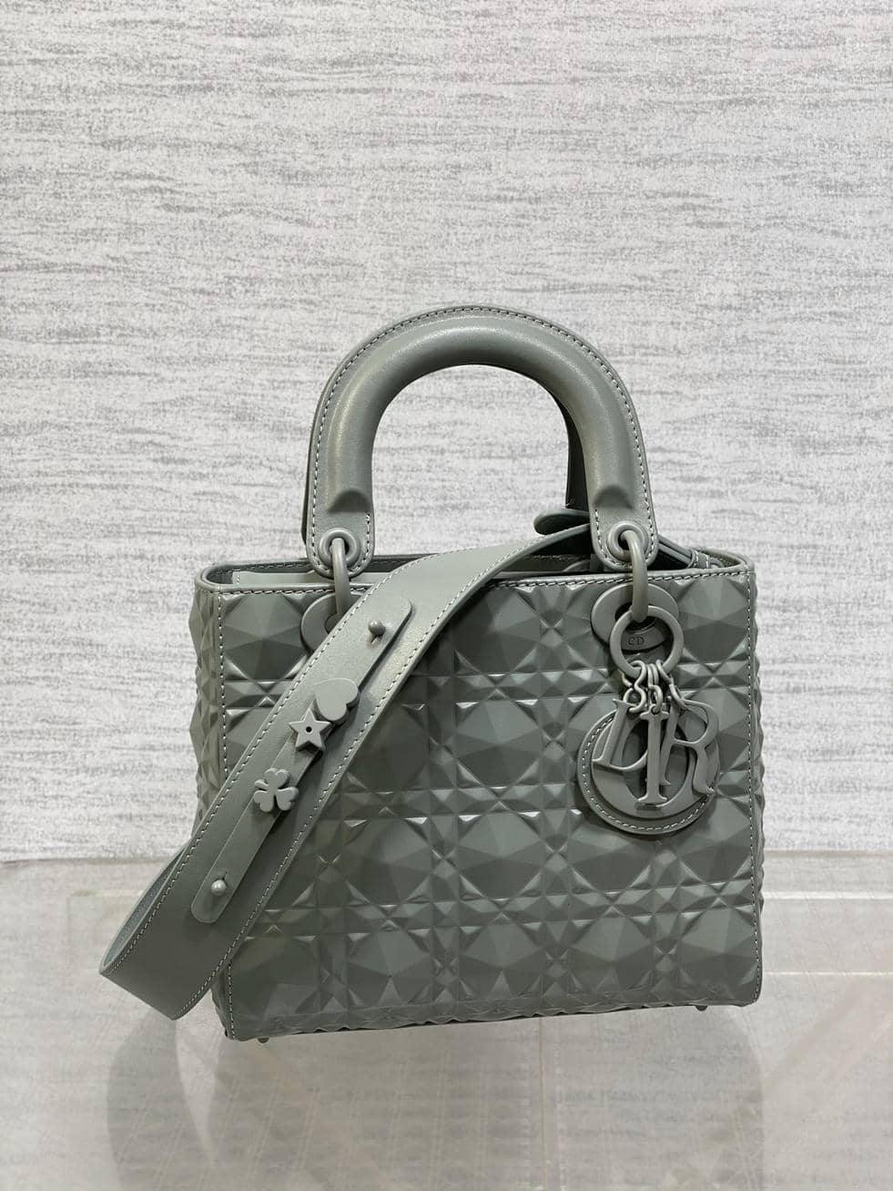 D4 Grid 00107